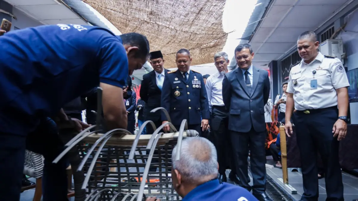 
Gubernur Ahmad Luthfi meninjau kreativitas warga binaan  Lembaga Pemasyarakatan Kelas 1 Semarang usai menyerahkan secara simbolis remisi umum bagi narapidana dan pengurangan masa pidana umum bagi anak binaan, Senin (17/8/2026). (Istimewa)