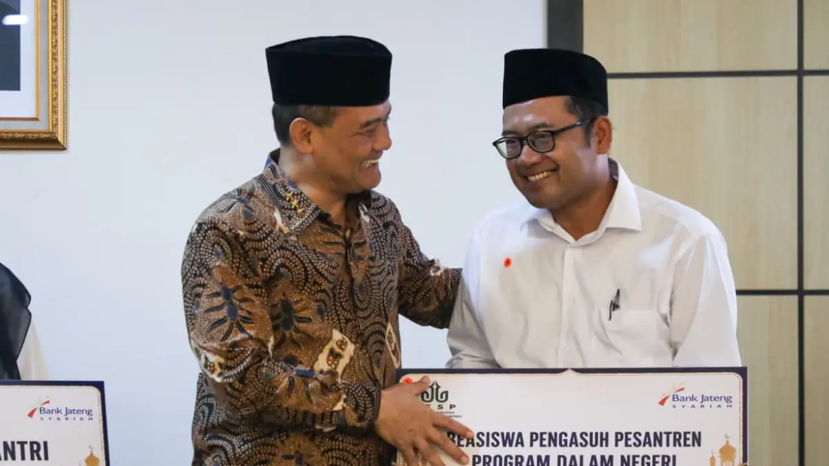 Gubernur Ahmad Luthfi menyerahkan beasiswa pengasuh pesantren. (Istimewa)