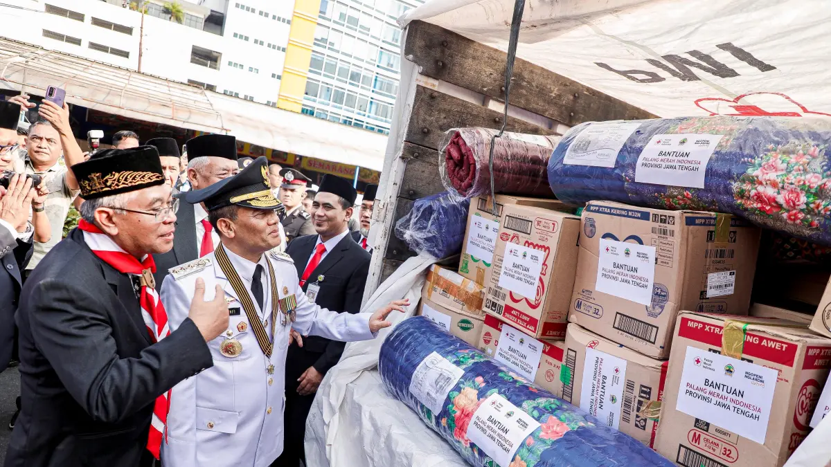 Gubernur Ahmad Luthfi Senin (17/8/2026) mengecek logistik yang akan dikirim Nusa Tenggara Timur (NTT) untuk membantu masyarakat terdampak gempa bumi.&nbsp;Selain logistik, Jateng juga mengirim relawan. 