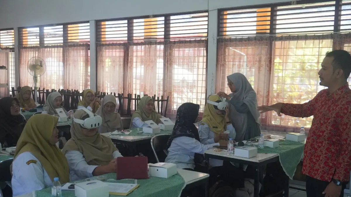 Guru MGMP Biologi Kabupaten Temanggung dilatih menerapkan pembelajaran berbasis Science, Technology, Engineering, and Mathematics (STEM) dengan memanfaatkan teknologi Virtual Reality (VR) oleh tim Program Kemitraan Masyarakat Untidar pada Rabu (12/8/2026). (Dok Tim PKM Untidar)