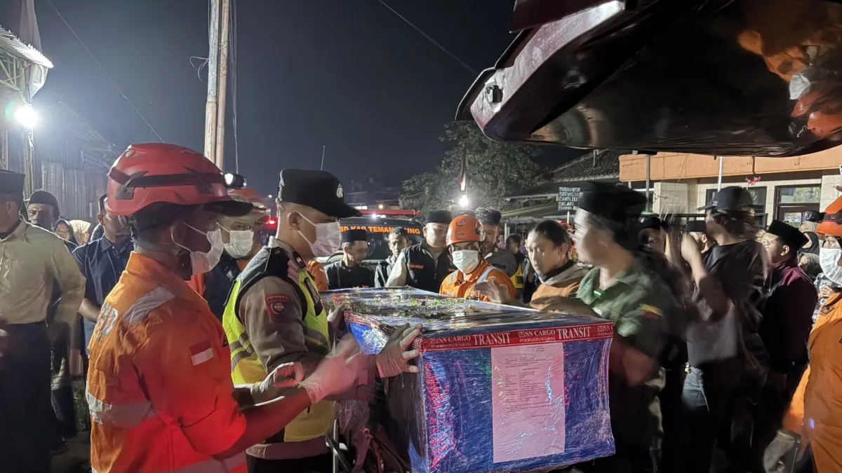 Jenazah ketiga korban kecelakaan tunggal di Berau, Kalimantan, tiba di rumah duka pada Minggu (16/8/2026) malam dan dimakamkan di kampung halaman. (Devi Khofifatur Rizqi/Jawa Pos Radar Magelang)