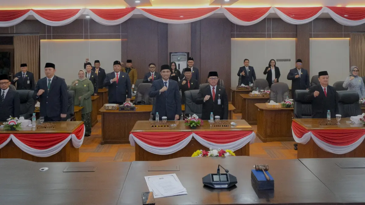 Ketua DPRD Kota Magelang Evin Septa Haryanto Kamil (tengah) bersama Wali Kota Magelang Damar Prasetyono, dan seluruh tamu undangan mendengarkan pidato kenegaraan, Jumat (14/8/2026).&nbsp;(Dok DPRD Kota Magelang)