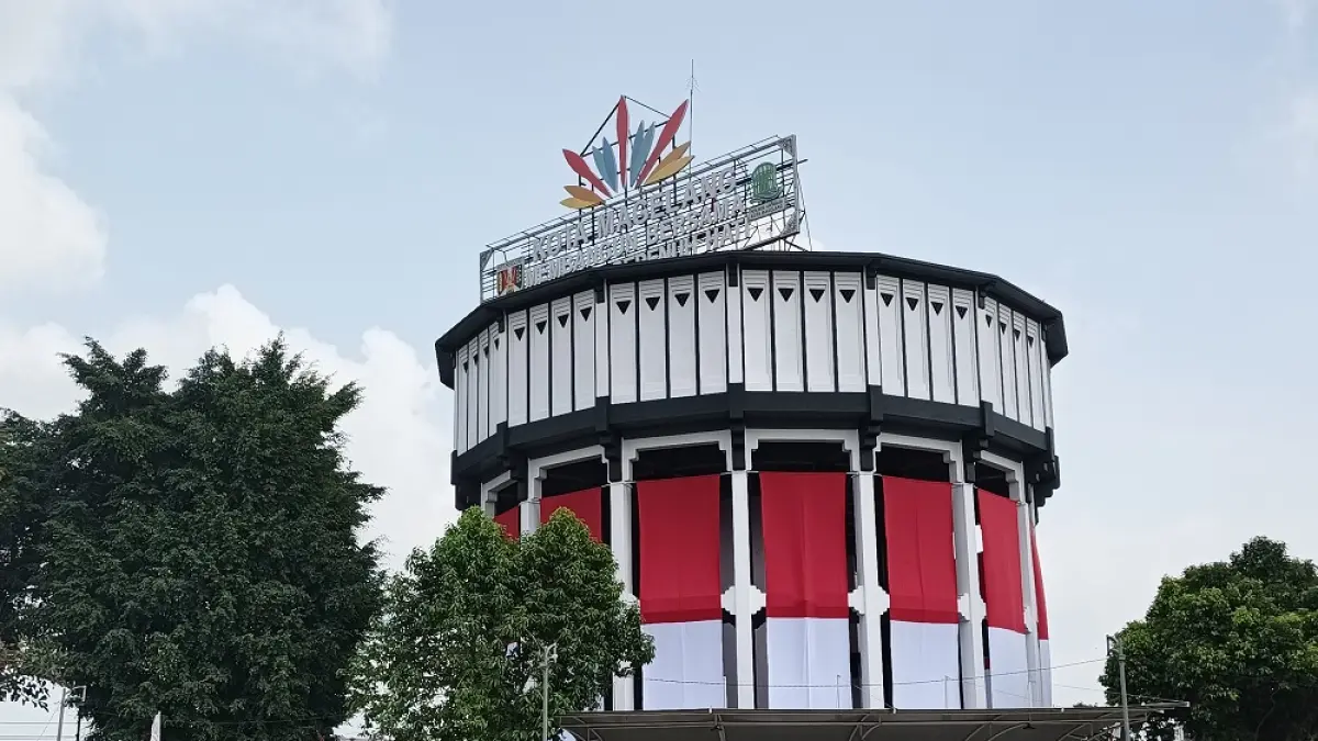 Landmark Kota Magelang berubah wajah. Water Toren berselimut merah putih. (ROFIK SYARIF/ JAWA POS RADAR MAGELANG)