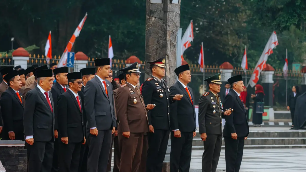 Para pejabat Wonosobo tidak berada dalam tenda saat mengikuti upacara HUT ke-81 RI, Senin (17/8)/2026). (Prokompim Wonosobo for Jawa Pos Radar Magelang)