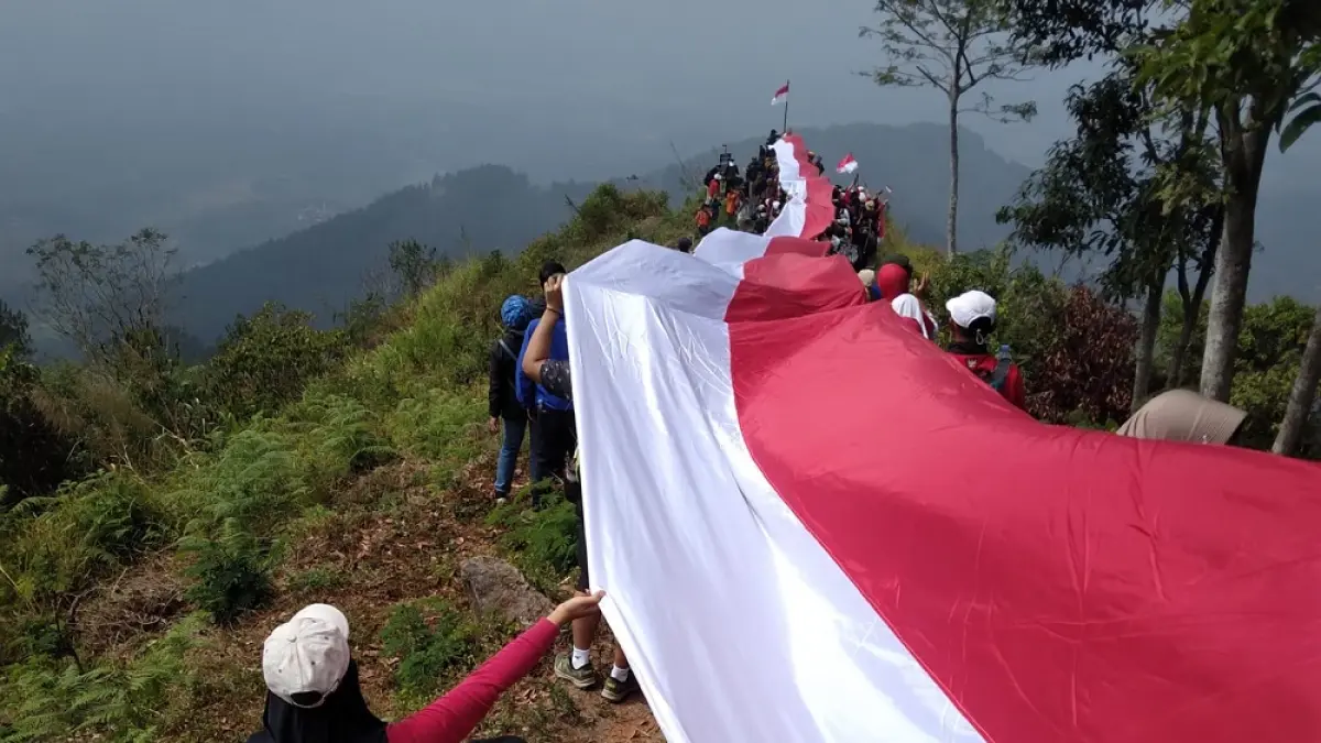 Pembentangan bendera Merah Putih sepanjang 81 meter di puncak Gunung Giyanti, Senin (17/8/2026). (SILFIA AMANDA PUTRI/JAWAPOS RADAR MAGELANG)