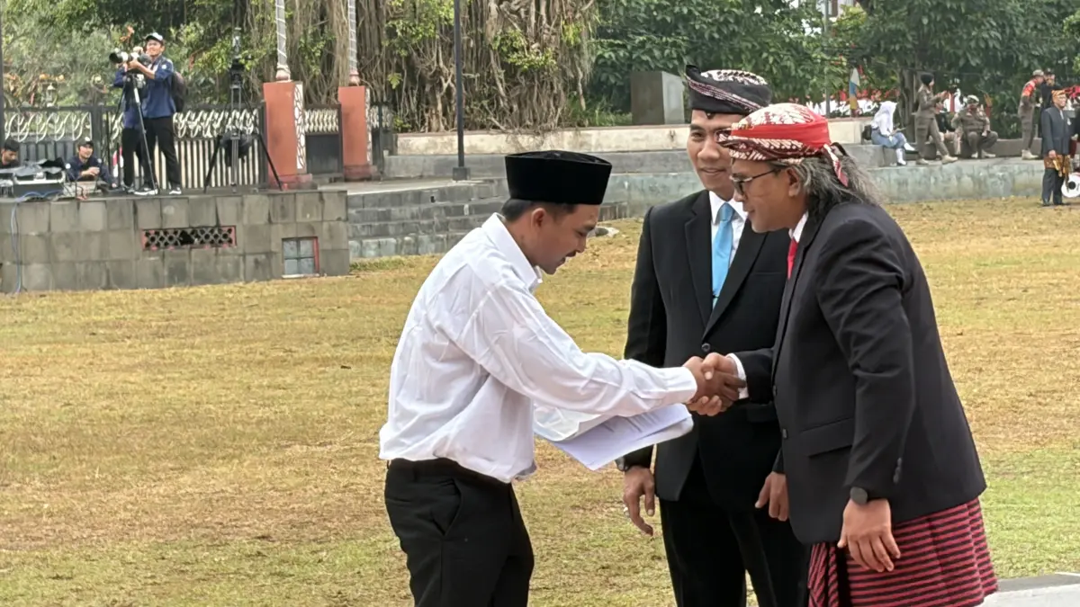 Salah seorang warga binaan Rutan Kelas IIB Temanggung menerima remisi hukuman dalam rangka HUT ke-81 RI di Alun-alun Temanggung, Senin (17/8/2026). (Devi Khofifatur Rizqi/Jawa Pos Radar Magelang)