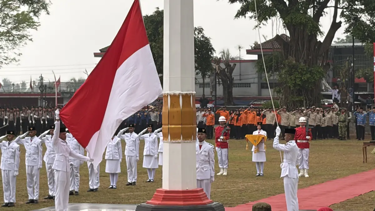 Suasana khidmat upacara peringatan HUT ke-81 Kemerdekaan Republik Indonesia di Kabupaten Temanggung, bertempat di alun-alun setempat, Senin (17/8/2026). Dengan inspektur upacara Bupati Agus Setyawan. (Devi Khofifatur Rizqi/Jawa Pos Radar Magelang)