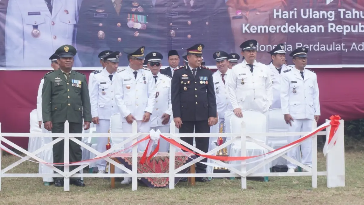 Upacara peringatan HUT ke-81 Republik Indonesia di Kecamatan Kepil berlangung khidmat dan setara. Para pejabat setempat maupun tamu undangan tidak berada di dalam tenda seperti pada umumnya. (Istimewa)