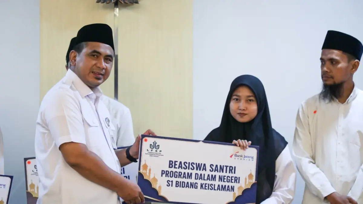 Wakil Gubernur Taj Yasin secara simbolis menyerahkan beasiswa pada santri. (Istimewa)