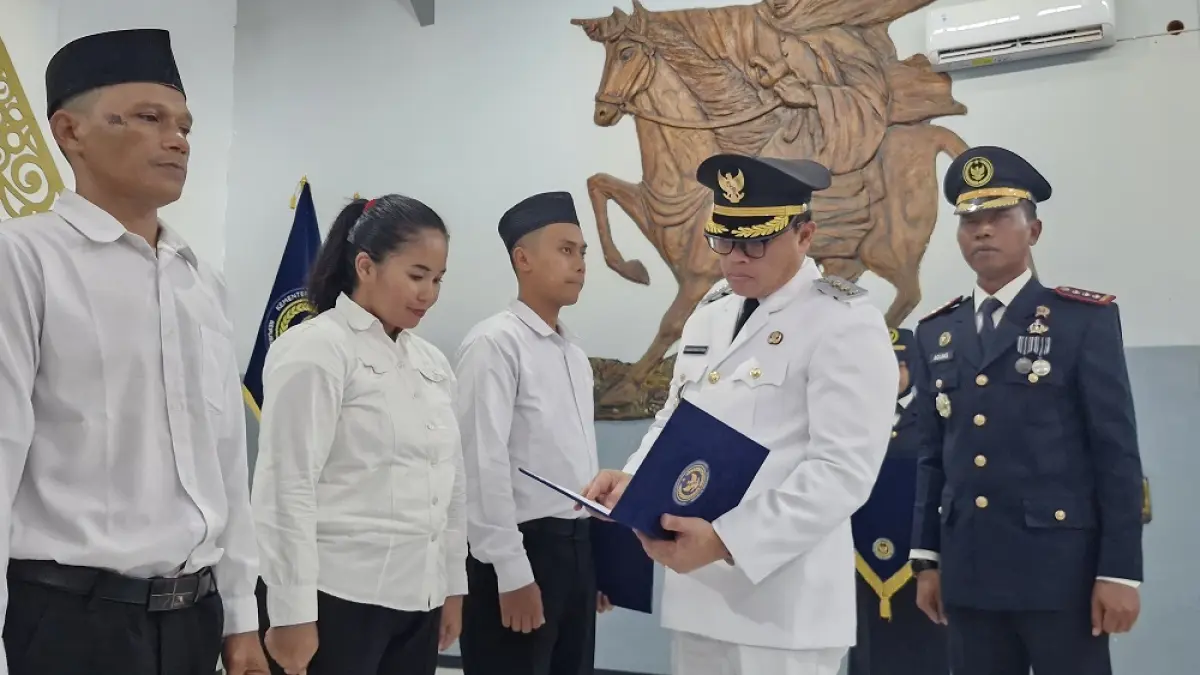 Wali Kota Magelang Damar Prasetyono menyerahkan SK remisi dari Dirjen Pemasyarakatan kepada warga binaan, di dampingi Kepala Lapas Kelas IIA Magelang Agung Supriyanto, Senin (17/8/2026). (PUPUT PUSPITASARI/JAWA POS RADAR MAGELANG)