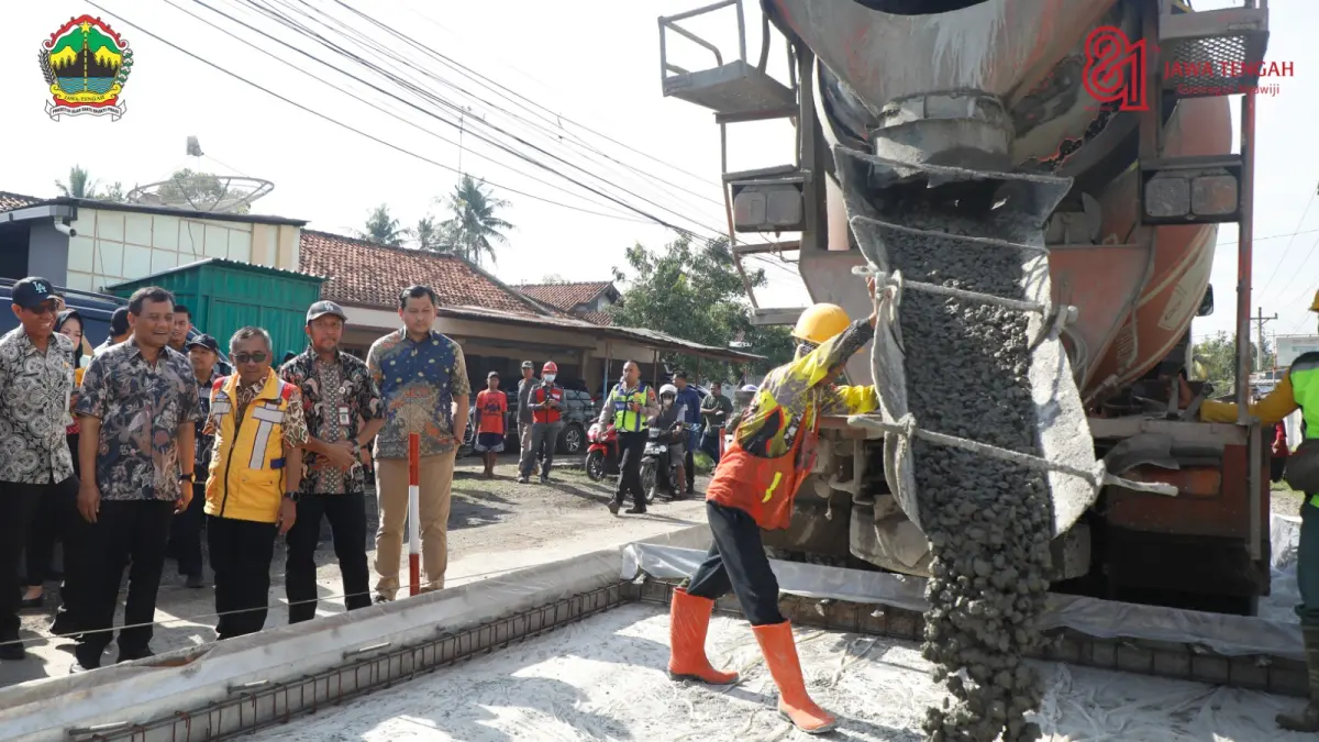 Gubernur Ahmad Luthfi meninjau pembangunan jalan. Infrastruktur menjadi salah satu prioritas pembangunan untuk menggerakkan perekonomian. 