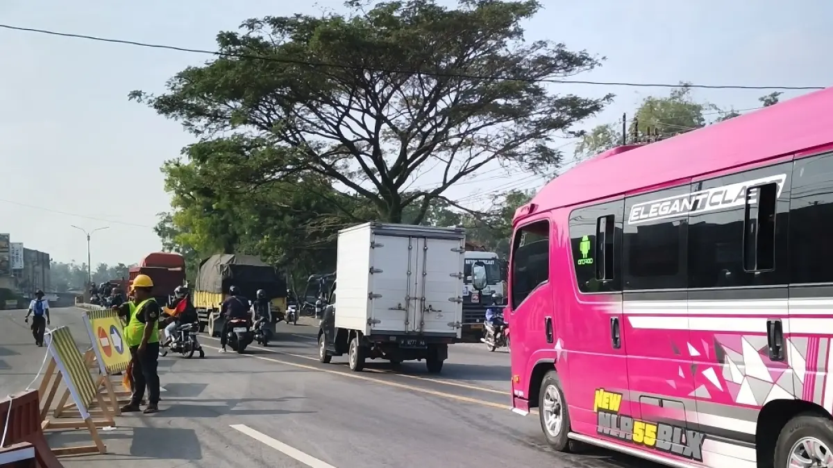 Jembatan Krakitan di jalan utama Jogjakarta-Magelang memasuki tahap proses pemasangan ginder, Selasa (18/8/2026) malam. (ROFIK SYARIF/ JAWA POS RADAR MAGELANG)