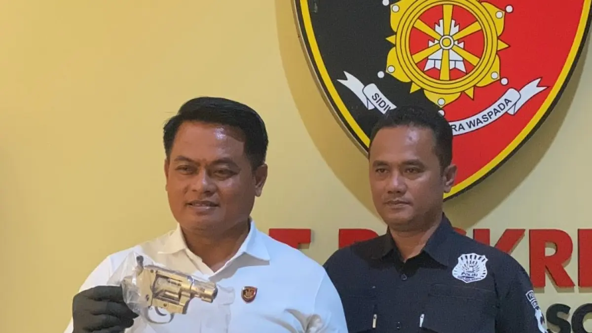 Kasatreskrim Polres Wonosobo AKP Arif Kristiawan menunjukkan revolver yang digunakan pelaku untuk merampok SPBU Selokromono, Leksono, Wonosobo. (Istimewa)