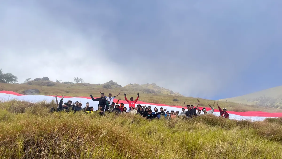 Pengibaran bendera merah putih di Gunung Sindoro, kemarin untuk memeringati HUT ke-81 Republik Indonesia. (Istimewa)