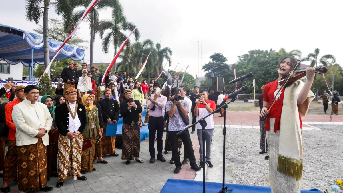 Antea Putri Turk, cicit keponakan WR Soepratman tampil pada upacara Hari Jadi ke-81 Provinsi Jawa Tengah di Alun-alun Kidul Kabupaten Boyolali, Rabu (19/8/2026). (Istimewa)