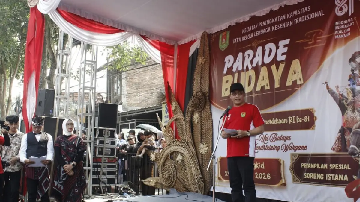 Bupati Magelang Grengseng Pamuji saat membuka Parade Budaya 2026. (JIHAN ZALFATUL NUR’AINI/JAWA POS RADAR MAGELANG)