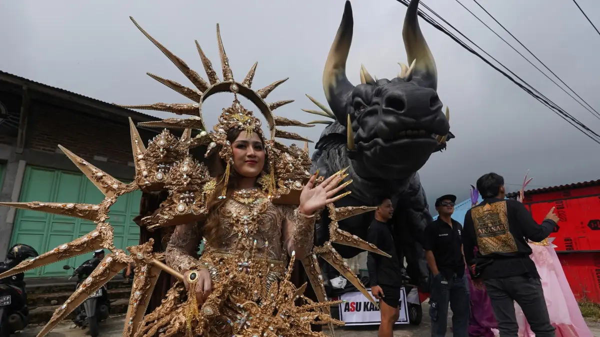 Patung monster raksasa karya warga Kejajar pada karnaval 17 Agustus berpotensi menjadi kalender event. (Istimewa)
