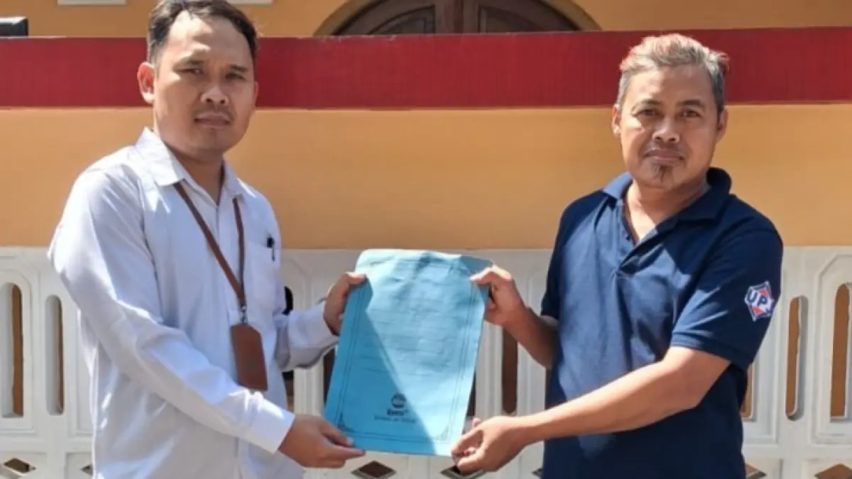 Penyerahan dokumen kerja sama dan fasilitas secara simbolis oleh Ketua Tim Pengabdi Untidar, Ir. Angger Bagus Prasetiyo, S.T., M.Eng., kepada Ketua RW 14 Perum Jambewangi Indah, Ahmad. (Dok Tim PKM Untidar)