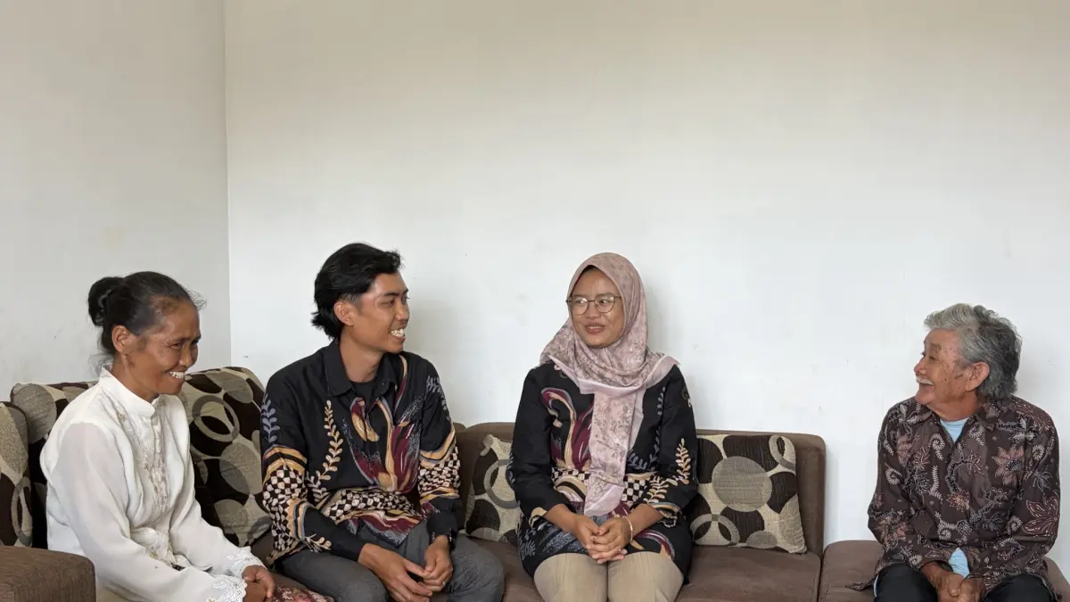 Rosalia Indah, warga Desa Tempuran, Kaloran bersama mertuanya yang berbeda keyakinan. Dalam satu rumah, tetap rukun dan toleransi. (DEVI KHOFIFATUR RIZQI/ JAWA POS RADAR MAGELANG)


