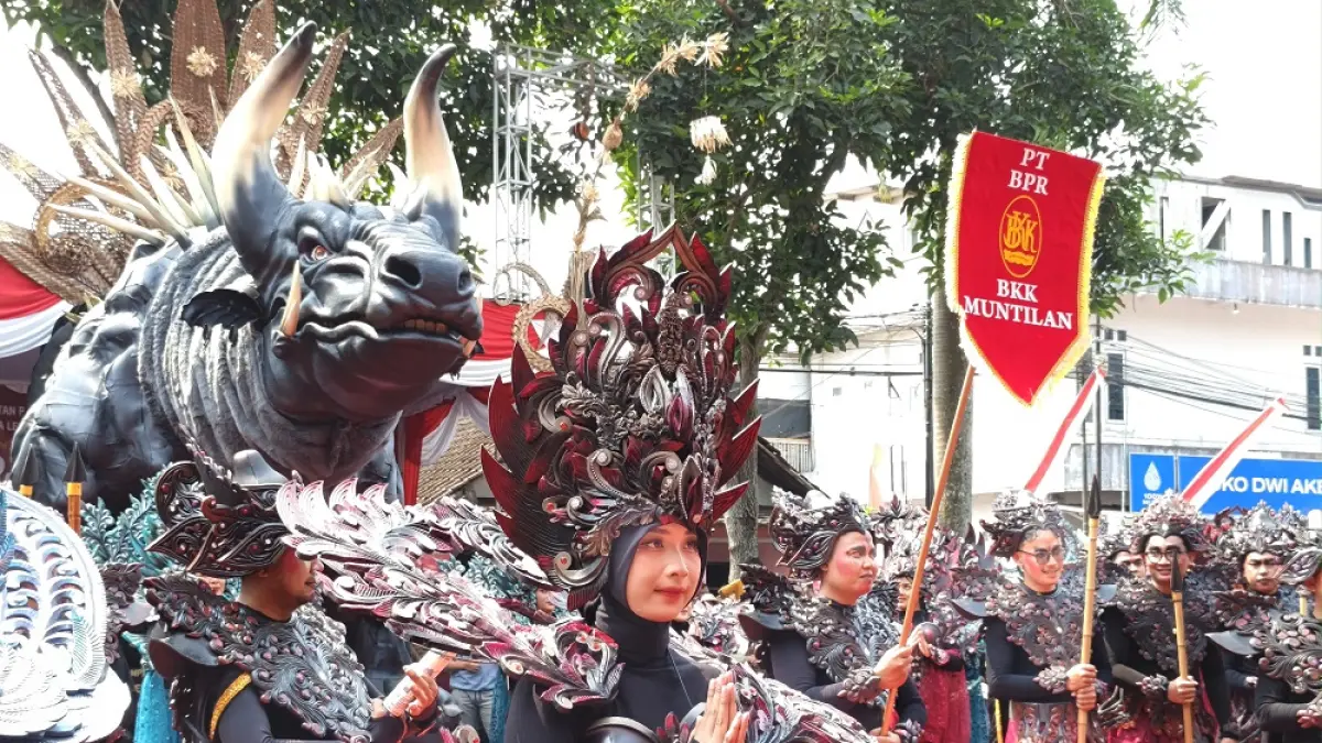 Semarak Parade Budaya 2026 memperingati HUT ke-81 Kemerdekaan RI di depan Kantor Setda Kabupaten Magelang, Rabu (19/8/2026). (ROFIK SYARIF/ JAWA POS RADAR MAGELANG)