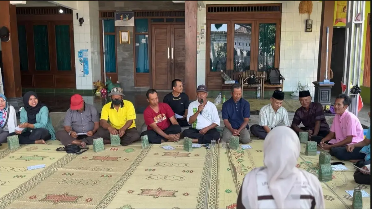 Sosialisasi pemanfaatan limbah besi dan penggunaan meja lipat ergonomis oleh tim pengabdi Untidar bersama warga di Balai RW 14 Perum Jambewangi Indah, Secang, Kabupaten Magelang, Jumat (14/8/2025). (Dok Tim PKM Untidar)