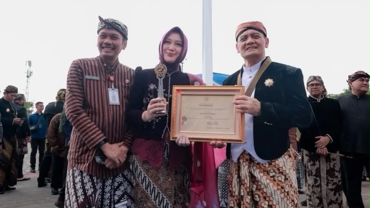 Wakil Bupati Temanggung drg Nadia Muna menerima penghargaan dari Gubernur Jawa Tengah Ahmad Luthfi pada peringatan Hari Jadi Ke-81 Provinsi Jawa Tengah di Alun-alun Kidul Boyolali, Rabu (19/8/2026). (Istimewa)