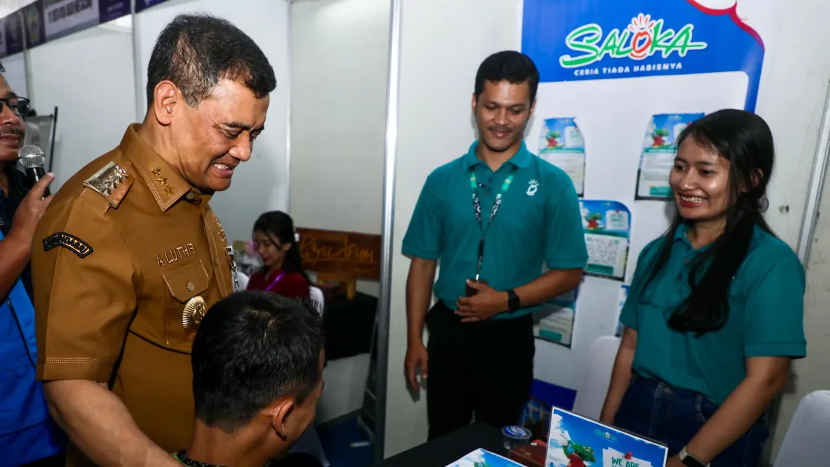 Gubernur Ahmad Luthfi menyapa pencari kerja dalam ajang Job Fair Hari Jadi ke-81 Provinsi Jawa Tengah, Kamis-Jumat (20-21/8/2026) di halaman kantor Disnakertran Provinsi Jawa Tengah. (Istimewa)