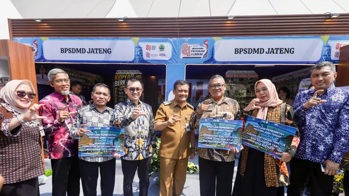 Gubernur Ahmad Luthfi usai menyerahkan bantuan kepada jajaran Desa Kepyar Kecamatan Purwantoro Kabupaten Wonogiri yang menjadi desa percontohan pengentasan kemiskinan berbasis potensi lokal, di Semarang, Kamis (20/8/2026). (Istimewa)