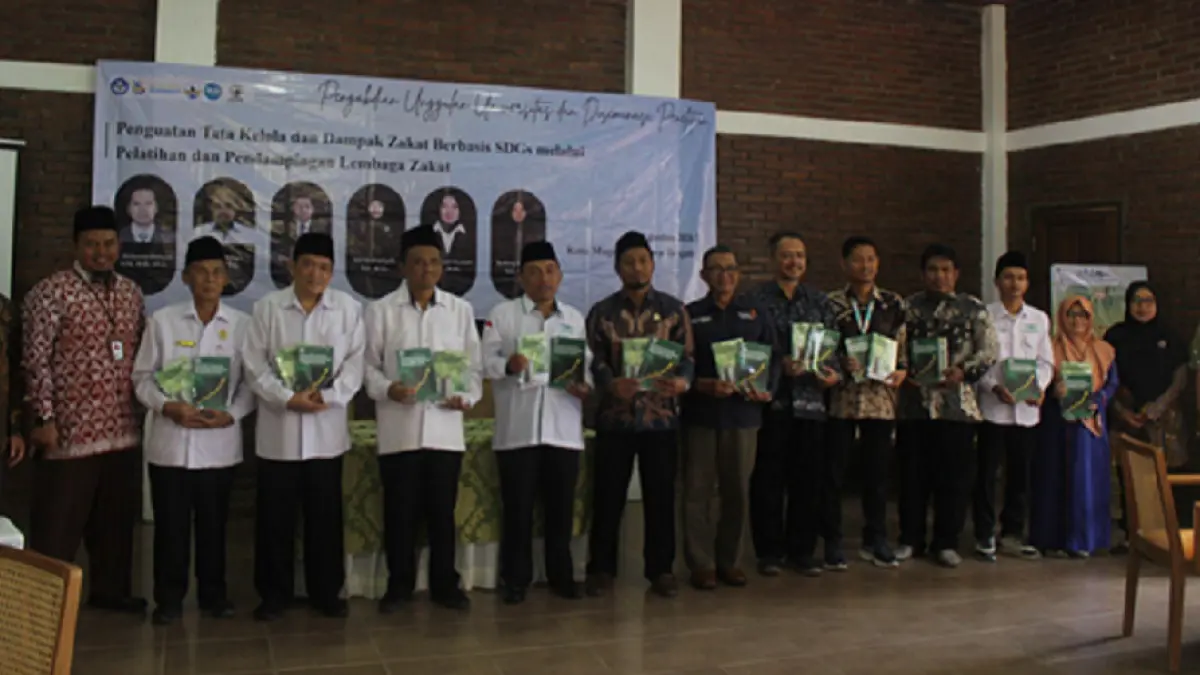 Penyerahan simbolis buku kepada Lembaga Amil Zakat yang ditulis oleh Tim Pengabdian Universitas Tidar.