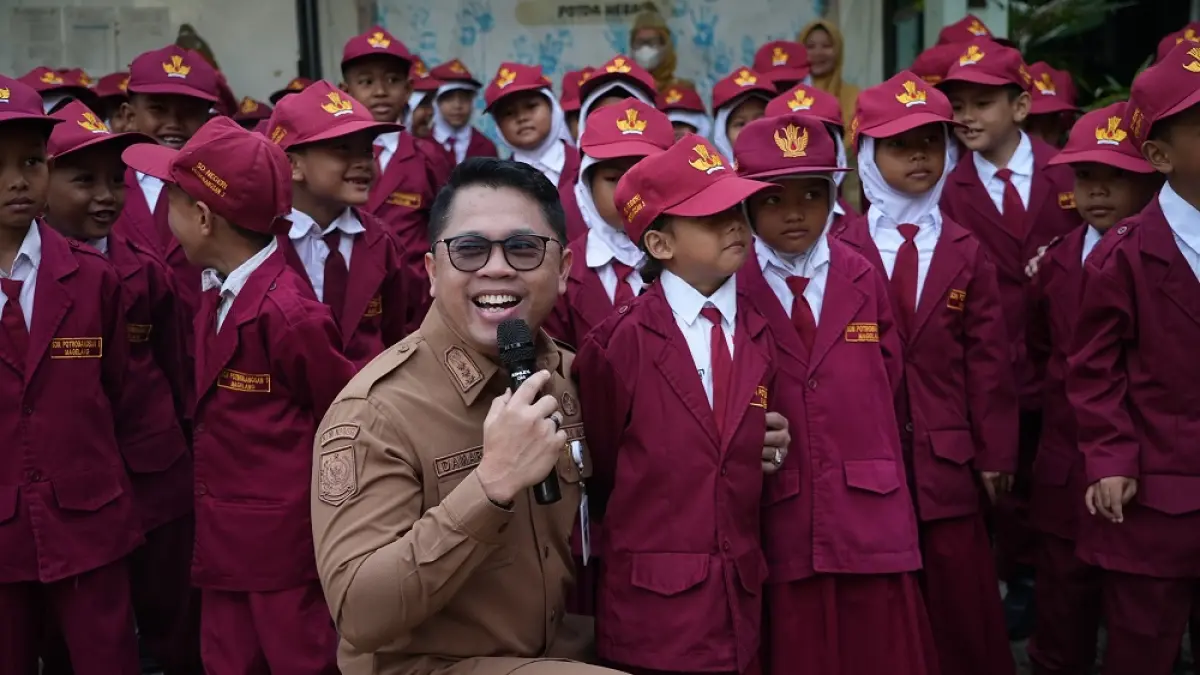 Wali Kota Magelang Damar Prasetyono bercengkrama dengan anak-anak sekolah yang mengikuti upacara.&nbsp;