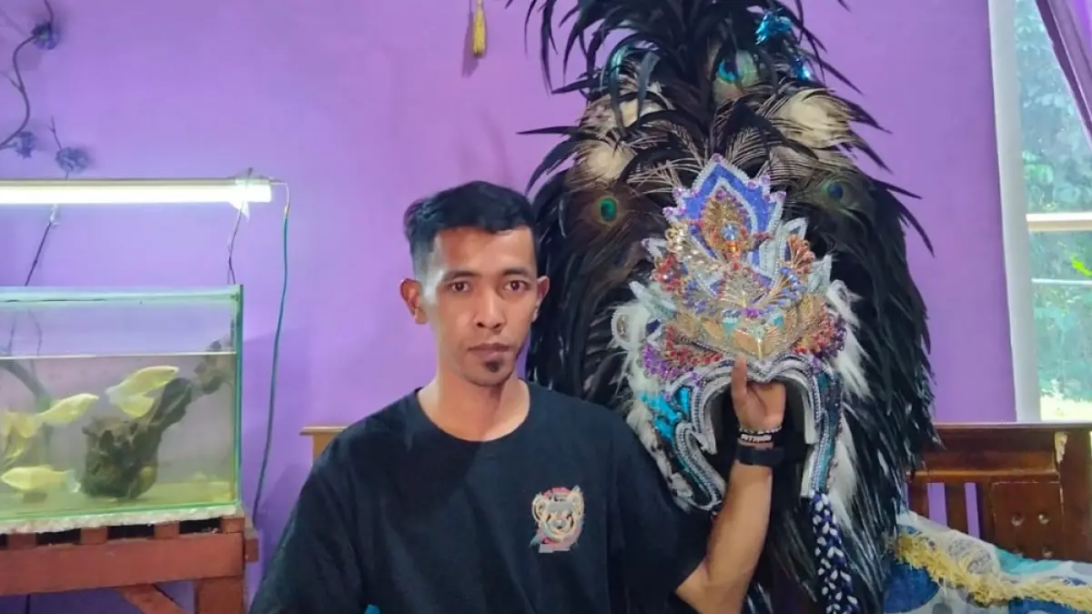 Agung Wardoyo, perajin kuluk topeng ireng Candimulyo, Kabupaten Magelang. (DWIAYU MULAN SYAWALIA/JAWA POS RADAR MAGELANG)