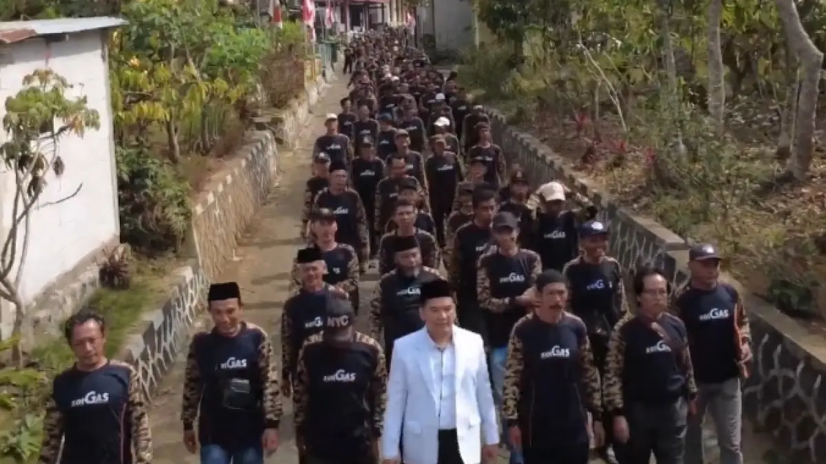 Geri Setiawan petahana Kades Ketitang, Jumo diantar ratusan orang sembari melantunkan salawat saat mendaftar pilkades, Kamis (20/8/2026). (Istimewa)