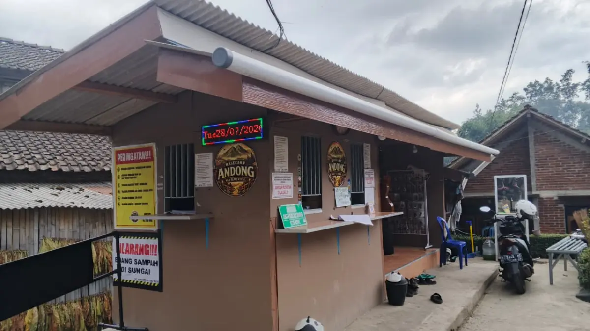 Loket pendakian Gunung Andong via Temu Kidul.  Jalur ini menantang namun menyajikan pemandangan luar biasa. (Muhammad Bintang Pamungkas/Jawa Pos Radar Magelang)