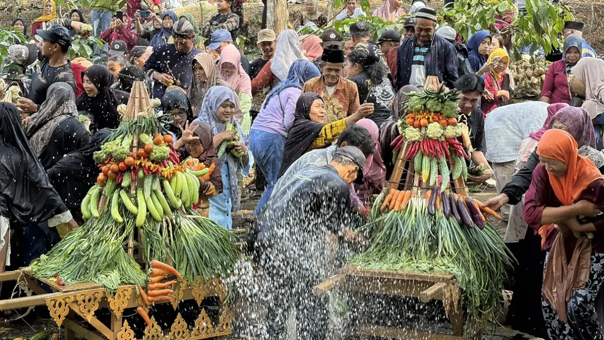 

Masyarakat Dusun Gedongan, Desa Ngemplak, Kecamatan Kandangan, melestarikan tradisi nyadran sewu kupat, Jumat (21/8/2026). (Devi Khofifatur Rizqi/Jawa Pos Radar Magelang)
