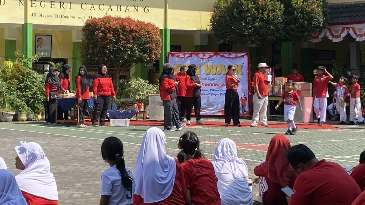 Momen kebersamaan orang tua, murid, dan guru saat perayaan HUT ke-81 Kemerdekaan RI di&nbsp;SDN Cacaban 6 Kota Magelang, Jumat (21/8/2026). (PUTRI NASYWA KHAIRUNISA/JAWA POS RADAR MAGELANG)