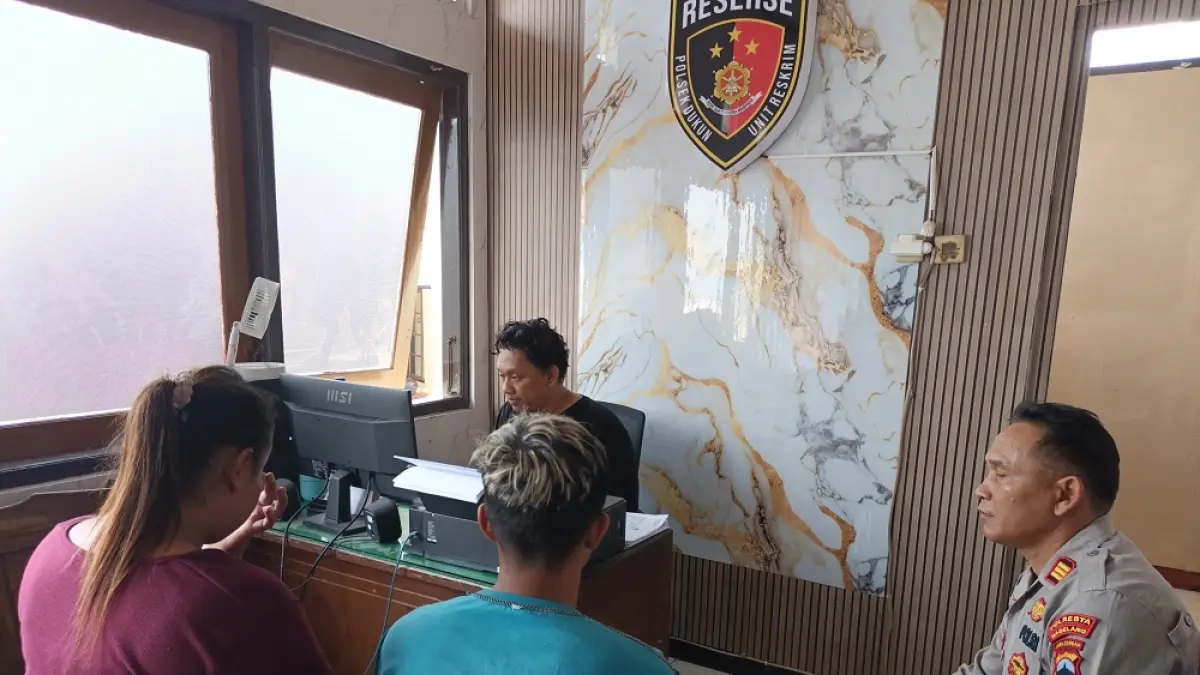 Pelaku AT dan istrinya DL saat diperiksa penyidik. (ROFIK SYARIF GP/JAWA POS RADAR MAGELANG)