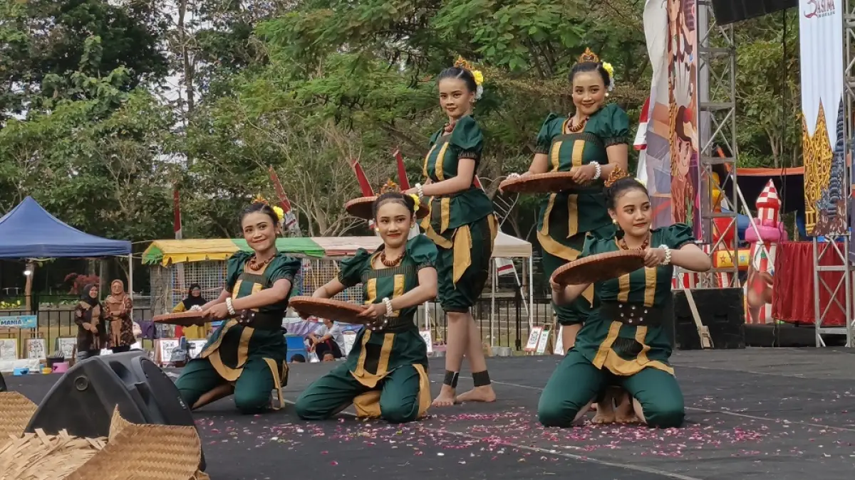 Penampilan kesenian dari para pelajar pada pembukaan Festival UMKM Semarak Gemilang 2026, Jumat (21/8/2026). (ROFIK SYARIF/JAWA POS RADAR MAGELANG)