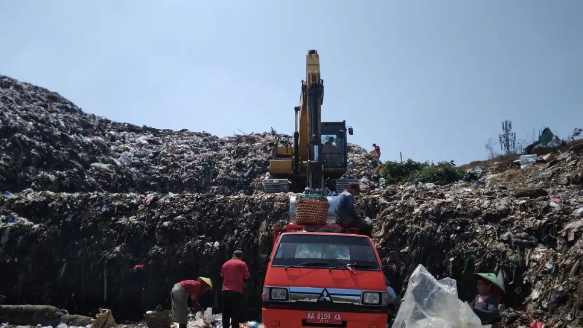 Sampah menggunung di TPSA Banyuurip, Kecamatan Tegalrejo, Kabupaten Magelang. TPSA ini diperkirakan hanya mampu menampung sampah sampai dua tahun lagi, Jumat (21/8/2026) (SILFIA AMANDA PUTRI/JAWA POS RADAR MAGELANG)&nbsp;