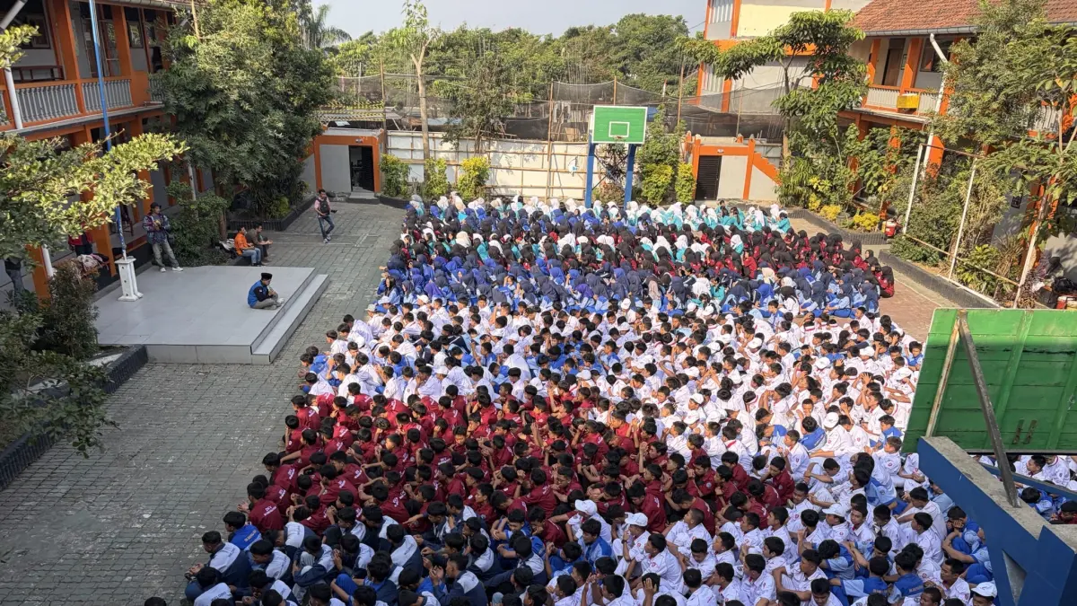 Siswa-siswi SMK Bhumi Phala Parakan doa bersama dan menggalang dana sebagai wujud kepedulian untuk korban gempa NTT, Jumat (21/8/2026). (Devi Khofifatur Rizqi/Jawa Pos Radar Magelang)
