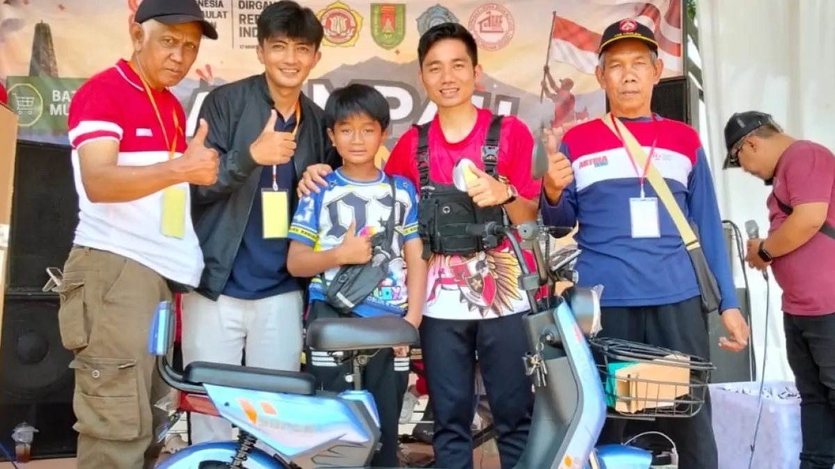 Nando mendapat hadiah sepeda listrik dalam jalan sehat mlampah bareng, Sabtu (22/8/2026).