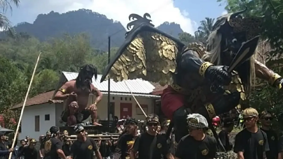 Kirab ogoh-ogoh meriahkan&nbsp;Tradisi Ruwat Rawat Menoreh di Desa Ngargoretno, Kecamatan Salaman, Kabupaten Magelang, Minggu (23/8/2026). (SILFIA AMANDA PUTRI/JAWAPOS RADAR MAGELANG:)