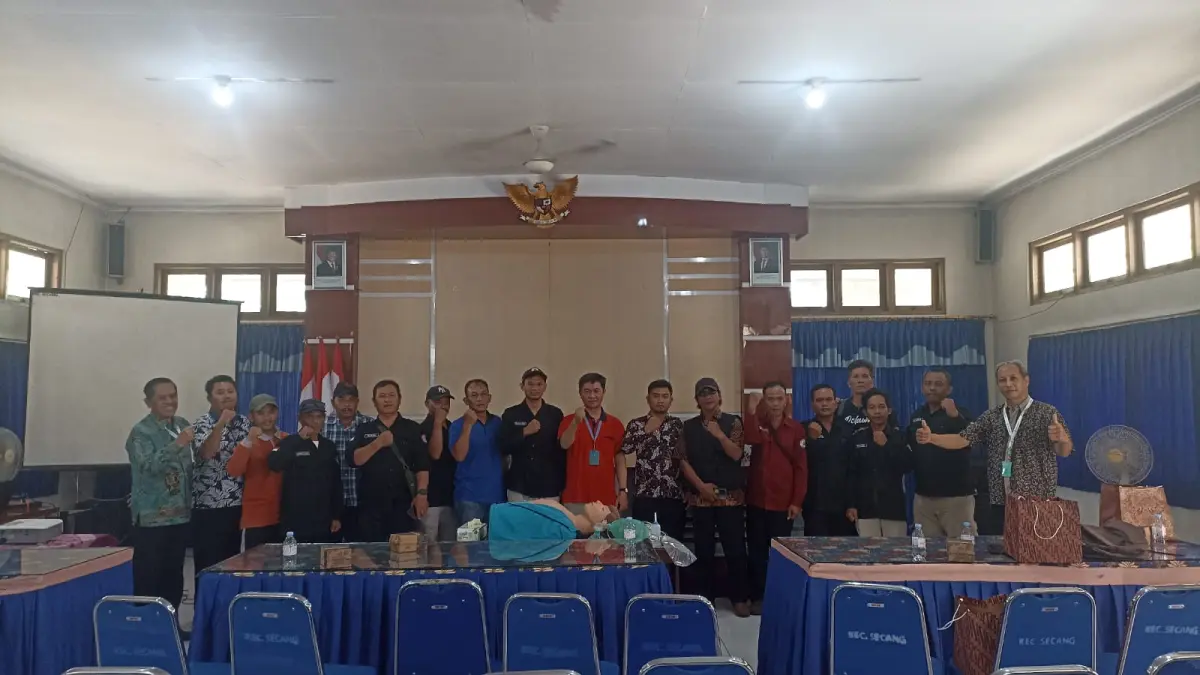 Tim dosen Program Studi Sarjana Terapan Keperawatan Magelang, Poltekkes Kemenkes Semarang, berfoto bersama para peserta usai pelatihan.