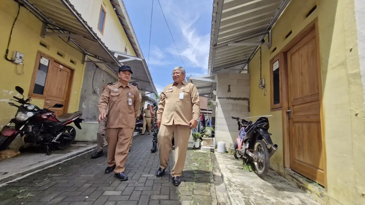 Wakil Wali Kota Magelang dr Sri Harso bersama Kepala Dinas Perumahan dan Kawasan Permukiman (Disperkim) Kota Magelang Bowo Adrianto berkunjung ke Ruspin Optimis di Kampung Sanggrahan Asri, Kelurahan Wates. (DOK PUPUT PUSPITASARI/JAWA POS RADAR MAGELANG)
