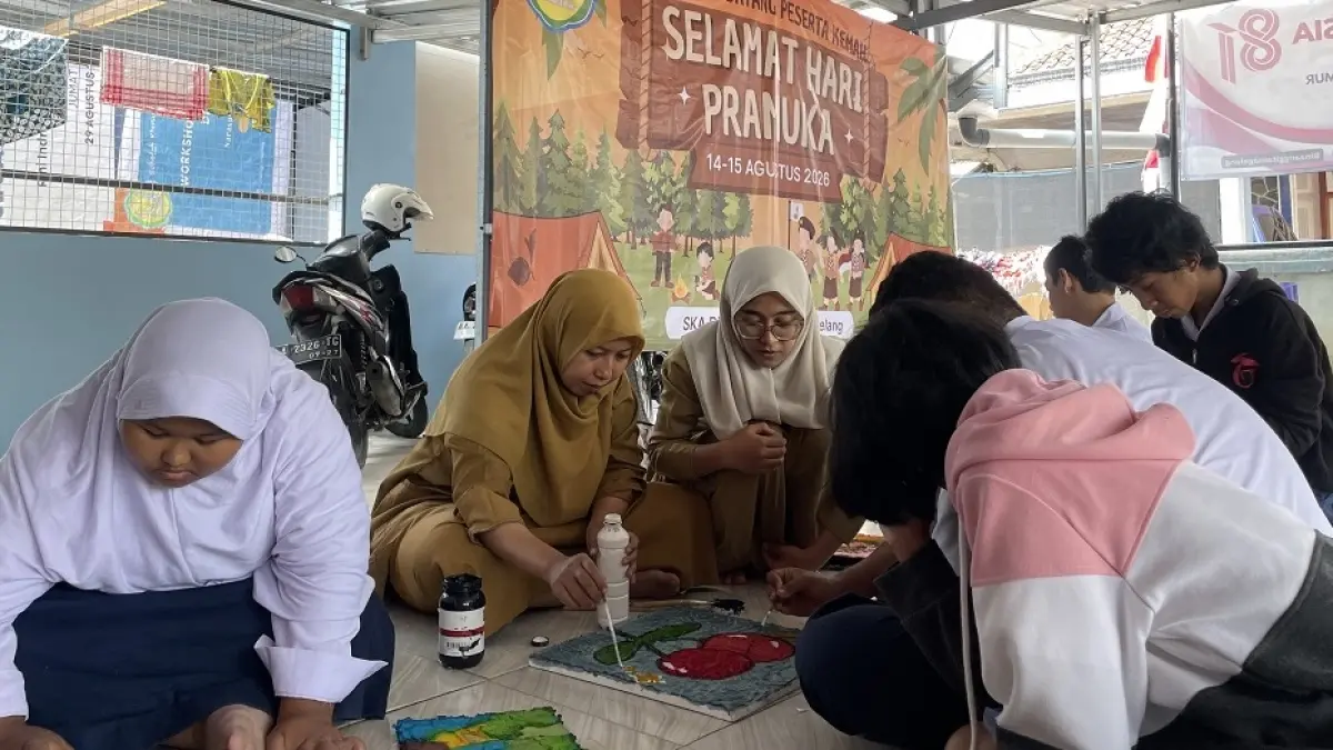 

Desi Rahmawati selaku guru keterampilan bersama rekannya sedang mengajar teknik melukis dengan bubur kertas, Kamis (24/8/2026). (MARDIANA PUTRI KURNIAWAN/JAWA POS RADAR MAGELANG)

&nbsp;