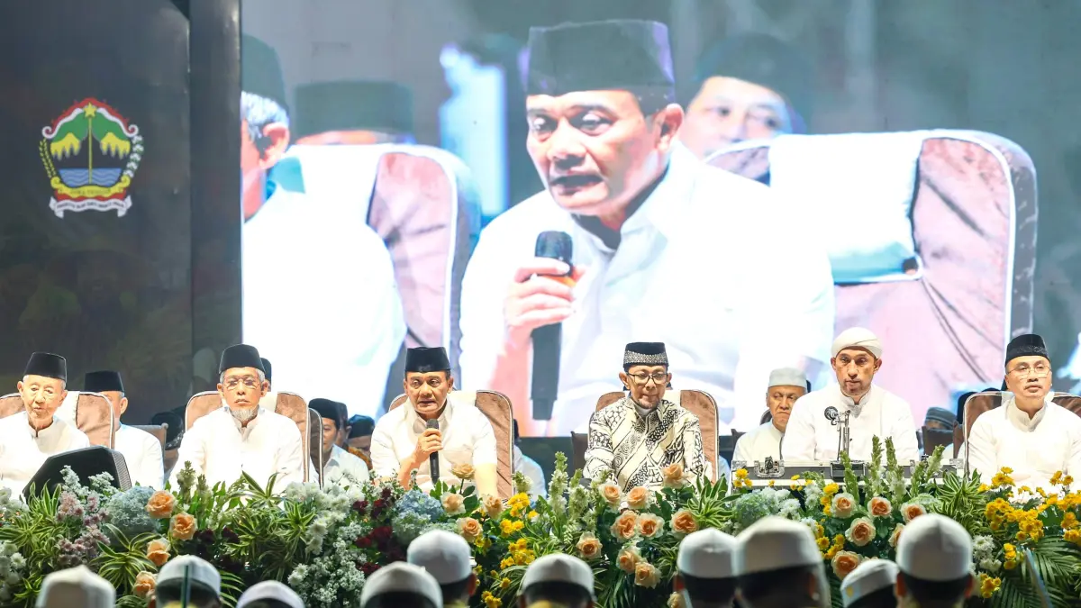 Gubernur Ahmad Luthfi bersama jajarannya dan Ustaz Wijayanto dalam Jateng Bersholawat, Minggu (23/8/2026) di halaman Kantor Gubernur Jawa Tengah dalam rangka Hari Jadi Ke-81 Provinsi Jawa Tengah. (Istimewa)