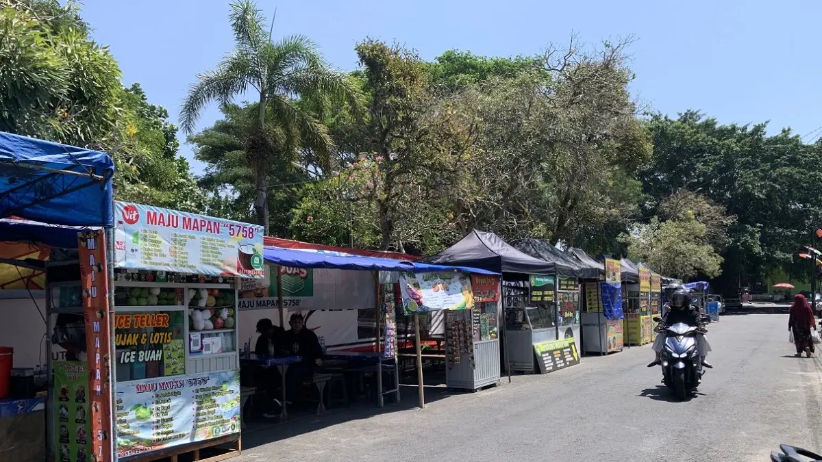 Kondisi PKL yang berjualan di tepi Jalan Letjen Soetoyo karena pusat kuliner Taman Pengayoman Temanggung serang direvitalisasi, Senin (24/8/2026). (Devi Khofifatur Rizqi/Jawa Pos Radar Magelang)