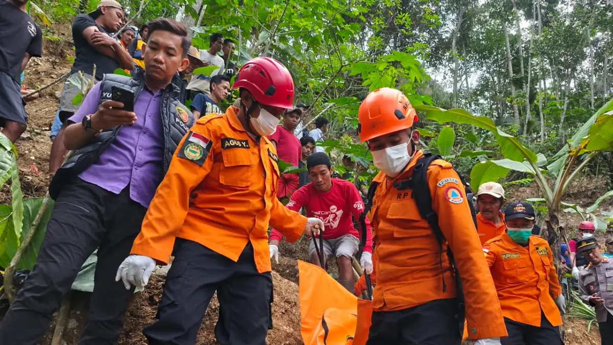 Korban berhasil dievakuasi oleh Tim SAR dan relawan dari jurang sedalam 20 meter, Senin (24/8/2026). (Istimewa)