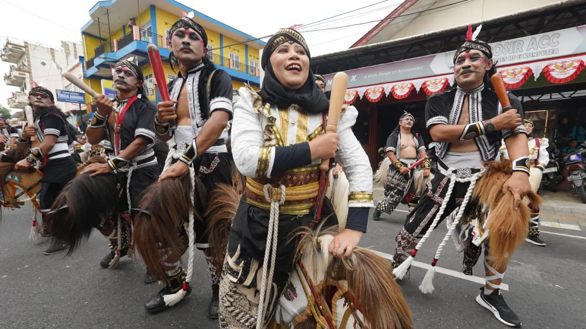 Tim Disparbud Wonosobo meraih juara 1 kategori defile pada karnaval kemerdekaan RI, Selasa (18/8/2026). ( Dok Disparbud Wonosobo). (Istimewa)

