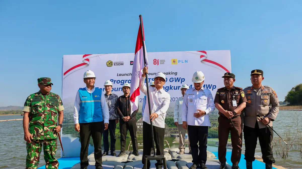 Gubernur Jawa Tengah, Ahmad Luthfi, bersama jajaran pemerintah daerah, PLN, pengelola sumber daya air, dan pengembang proyek menghadiri groundbreaking PLTS Terapung  Gajah Mungkur, Selasa (25/8/2026).