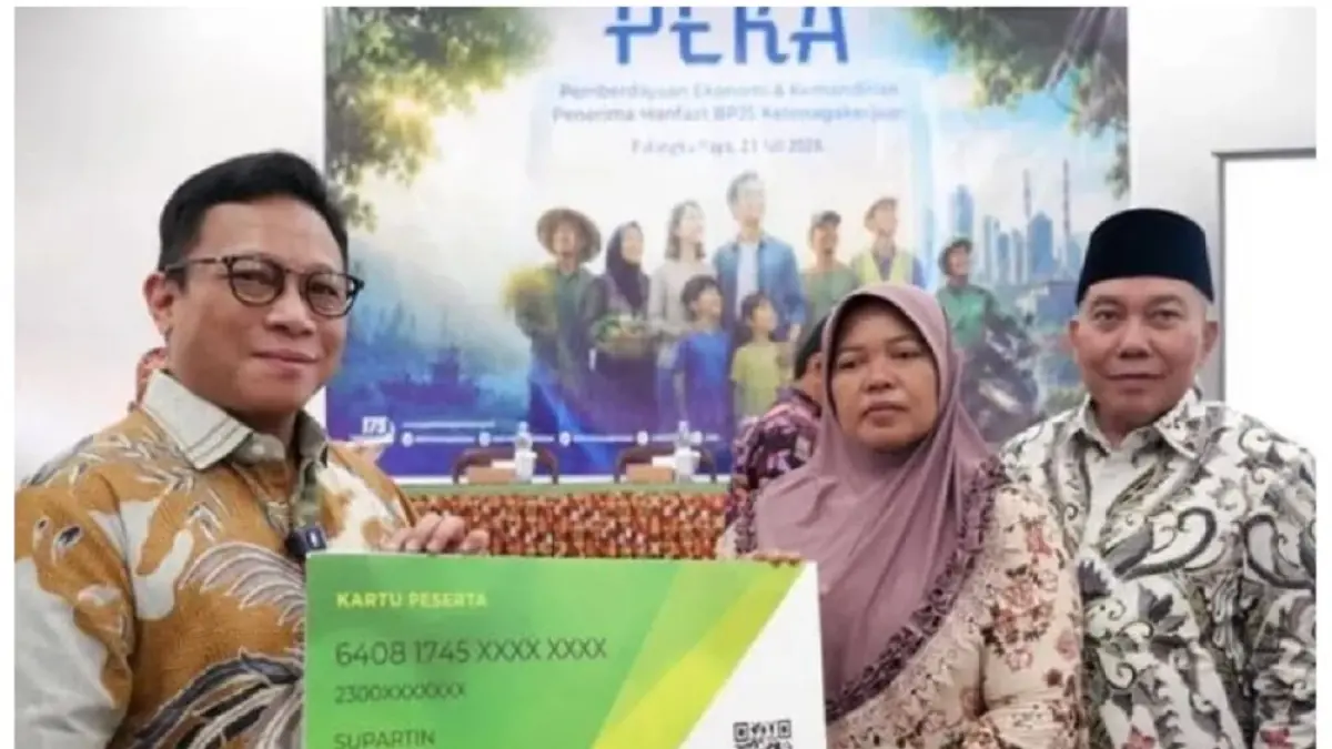Perwakilan BPJS Ketenagakerjaan memberikan Program PEKA untuk memastikan manfaat jaminan sosial bagi peserta dan keluarganya terus berkelanjutan.